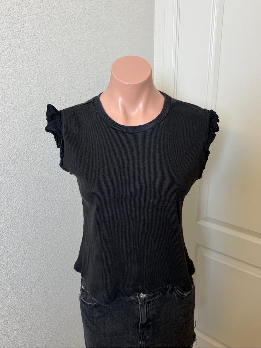 Japna Black Ruffle-Trim Ribbed Tank Sz L